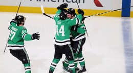 Zľava Mason Marchment, Cody Ceci a Thomas Harley sa tešia po góle v zápase Dallas Stars - Winnipeg Jets v 6. semifinále Západnej konferencie play-off NHL.
