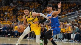 Tyrese Haliburton (vľavo) v zápase proti New Yorku Knicks.