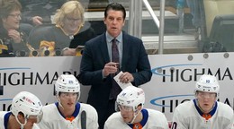 Tréner Lane Lambert na lavičke New Yorku Islanders.