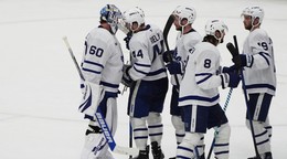 Radosť hráčov Toronto Maple Leafs. 