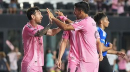 Lionel Messi a Luis Suarez oslavujú gól.