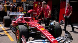 Lewis Hamilton s mechanikmi počas Veľkej ceny Monaka. 
