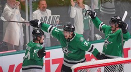 Mikael Granlund, Jason Robertson a Jason Marchment oslavujú gól