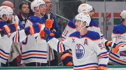 Ryan Nugent-Hopkins oslavuje gól proti Dallasu.