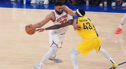 Basketbalista NY Knicks Karl-Anthony Towns (vľavo) v zápase s Indianou Pacers.