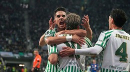 Johnny Cardoso (vpravo) oslavuje gól so spoluhráčmi ešte v drese Realu Betis.