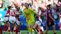 Futbalistky Arsenalu oslavujú triumf v Lige majstrov.