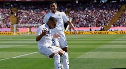 Kylian Mbappé a Jude Bellingham oslavujú gól.
