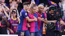 Futbalisti FC Barcelona sa tešia z gólu Raphinhu (číslo 11) v zápase proti Realu Madrid. 