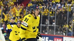 Švédsky hráč Leo Carlsson oslavuje gól v zápase A-skupiny Fínsko - Švédsko na MS v hokeji 2025. 