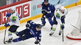 Hannes Björninen (druhý zľava) počas pádu v zápase Fínsko - Slovinsko v skupine A na MS v hokeji 2025.