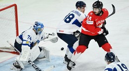 Phillip Danault, Vili Saarijarvi a Juuse Saros počas zápasu Kanada - Fínsko v skupine A na MS v hokeji 2025. 
