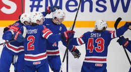 Americkí hráči oslavujú po góle v zápase semifinále Švédsko - USA na MS 2025 v hokeji.