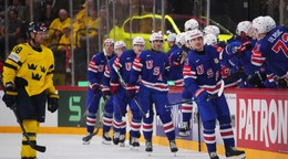 Hokejisti USA oslavujú gól proti Švédsku v semifinále MS v hokeji 2025.