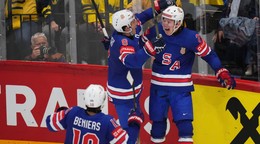 Hokejisti USA oslavujú postup do finále MS v hokeji 2025. 