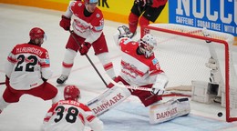 Frederik Dichow v zápase Švajčiarsko - Dánsko v semifinále na MS v hokeji 2025. 