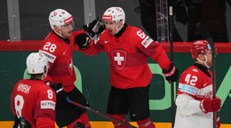Švajčiarsko oslavuje gól v zápase Švajčiarsko - Dánsko v semifinále MS v hokeji 2025.