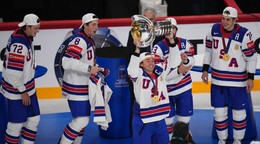 Kapitán amerického tímu Clayton Keller dvíha nad hlavu trofej pre MS v hokeji 2025.
