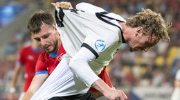 Súboj Filipa Prebsla s Nickom Woltemadem v zápase Česko - Nemecko na EURO U21.