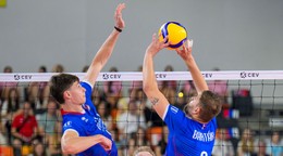 Slovenskí volejbalisti Andrej Billich (vľavo) a Peter Barták.