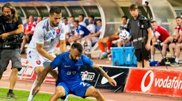 Zľava Dávid Hancko (Slovensko) a Dimitris Giannoulis (Grécko) počas prípravného zápasu.