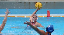 Na snímke Janka Kurucová počas vodného póla žien.