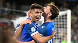 Adam Obert (vľavo) a Dominik Hollý sa tešia po strelenom góle v zápase Slovensko - Rumunsko v skupine A na EURO U21 2025.