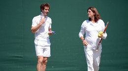 Andy Murray a jeho trénerka Amélie Mauresmová na tréningu počas grandslamového turnaja Wimbledon 2015.