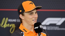 Jazdec McLarenu Oscar Piastri.