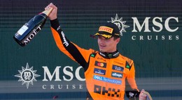 Lando Norris oslavuje výhru vo Veľkej cene Rakúska. 