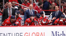Spencer Carbery (v strede) na lavičke Washington Capitals.