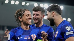 Chorvátski futbalisti sa tešia z gólu kapitána Luku Modriča.