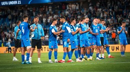 Slovenskí futbalisti sa lúčia s fanúšikmi po zápase Slovensko - Rumunsko na EURO U21. 
