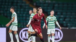 Český futbalový útočník Lukáš Juliš v zápase proti Celticu Glasgow.
