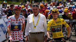 V strede bývalý belgický cyklista Eddy Merckx.