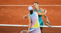 Aryna Sabalenková (vpravo) a Iga Swiateková po semifinále Roland Garros 2025.