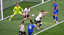 Kylian Mbappé strieľa gól v zápase Nemecko - Francúzsko v súboji o bronz v Lige národov UEFA.