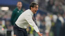 Tréner Simone Inzaghi na lavičke Interu Miláno.