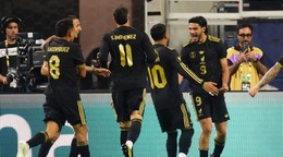 Futbalisti Mexika oslavujú gól v zápase proti Dominikánskej republike.