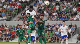 Patrick Agyemang (hore), Abdulelah Alamri a Ali Majrashi v zápase USA - Saudská Arábia na turnaji CONCACAF Gold Cup 2025.