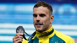 Kyle Chalmers so striebornou medailou na OH 2024 v Paríži.