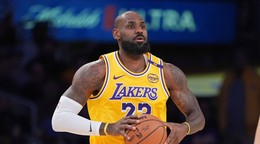 LeBron James v drese Los Angeles Lakers.