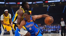 Basketbalista Oklahomy City Jalen Williams v súboji s Aaronom Nesmithom vo finále NBA 2025.
