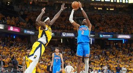 Shai Gilgeous-Alexander strieľa v zápase Indiana Pacers - Oklahoma City Thunder.