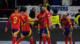 Futbalisti Španielska oslavujú gól.