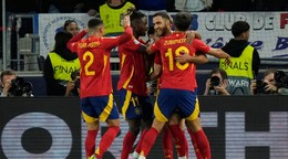 Na snímke španielski futbalisti oslavujú gól.