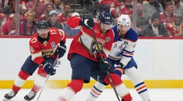 Fotka z finále NHL medzi Floridou a Edmontonom.