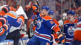 Hokejista Edmontonu Corey Perry sa teší z gólu.