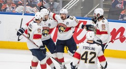 Brad Marchand (63) oslavuje gól do siete Edmontonu.