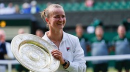 Barbora Krejčíková s víťaznou trofejou v roku 2024. 
